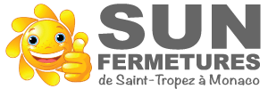 Logo SUN FERMETURES avec un soleil souriant et content faisant un pouce levé, desservant de Saint-Tropez à Monaco.
