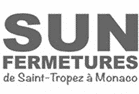 Logo gris de l'entreprise SUN FERMETURES, spécialisée dans les fermetures de Saint-Tropez à Monaco.